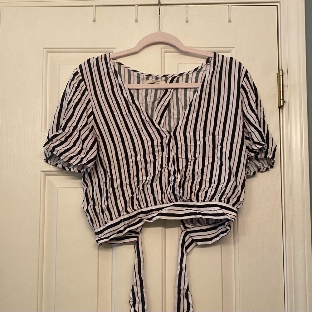 Blouse with tie/ open back